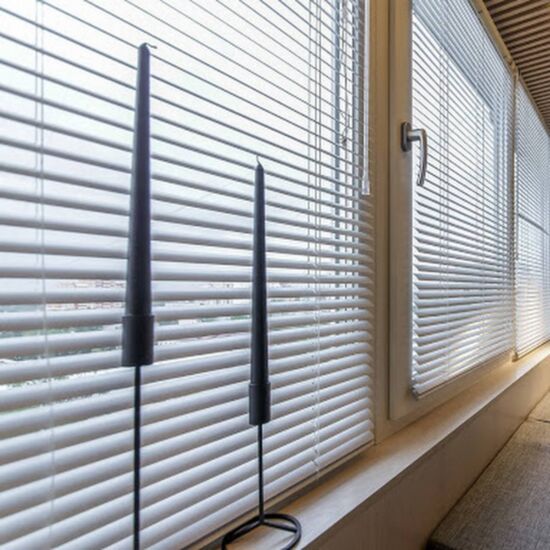 Алюминиевые горизонтальные жалюзи для лоджии