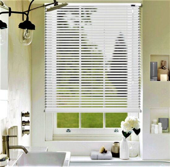 Алюминиевые горизонтальные жалюзи в комнату