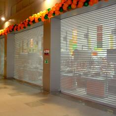 Алюминиевые жалюзи для витрин цена. Купить в «Мастерская Жалюзи»