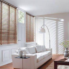 Деревянные жалюзи в гостиную цена. Купить в «Мастерская Жалюзи»